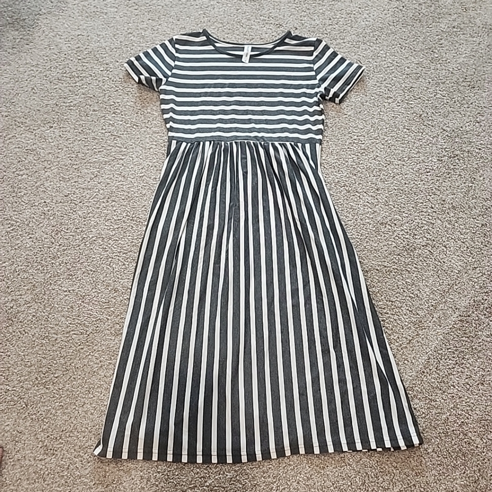 Tickled Teal Medium Pocket Dress Gray White Striped Midi Short Sleeve